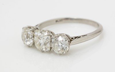 Lot 485 - A three stone diamond ring