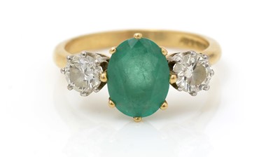 Lot 486 - An emerald and diamond ring