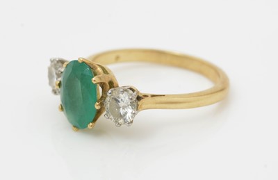 Lot 486 - An emerald and diamond ring