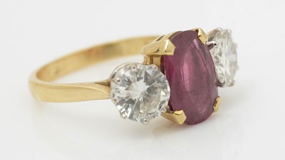 Lot 487 - A ruby and diamond ring