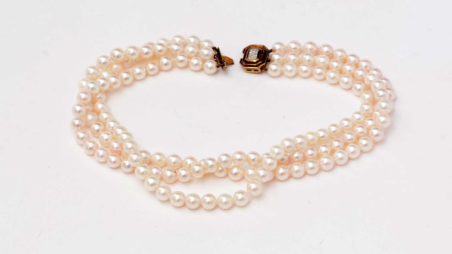 Lot 187 - A triple row cultured pearl necklace