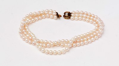 Lot 187 - A triple row cultured pearl necklace