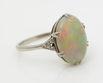 Lot 495 - A first half 20th Century opal ring