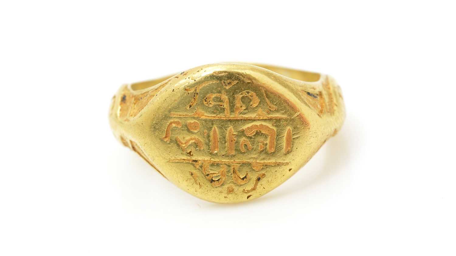 Lot 496 - An antique gold signet ring