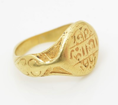 Lot 496 - An antique gold signet ring