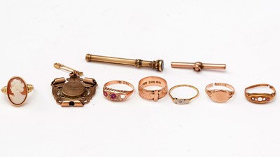 Lot 146 - A selection of 9ct gold jewellery, and a pencil