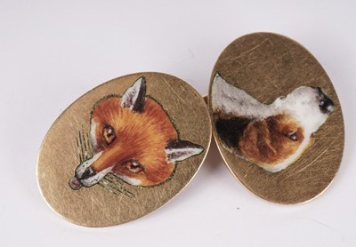 Lot 1170 - A pair of 18ct yellow gold and enamel fox and hound pattern cufflinks