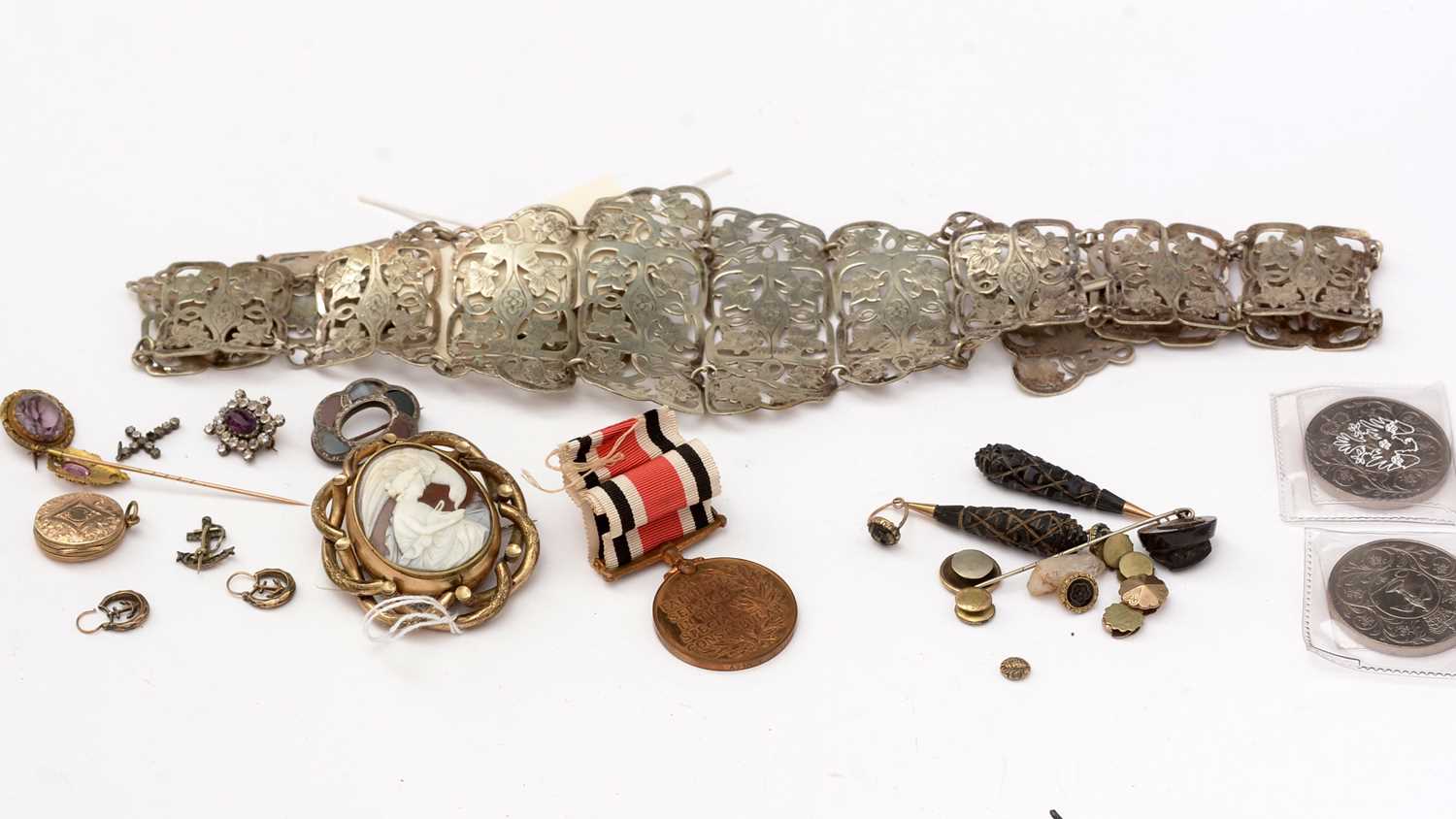 Lot 178 - A selection of jewellery and other items