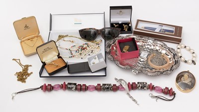 Lot 215 - A large collection of costume jewellery