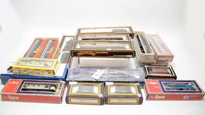 Lot 445 - A selection of 00-gauge boxed and unboxed model railway.