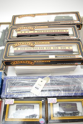 Lot 445 - A selection of 00-gauge boxed and unboxed model railway.