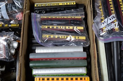 Lot 458 - A selection of 00-gauge model railway passenger coaches, passenger cars, and rolling stock.