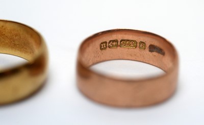 Lot 128 - Four gold rings