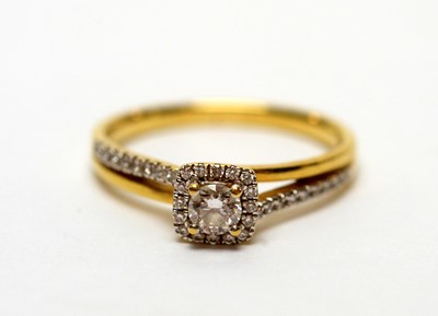 Lot 129 - A diamond cluster ring