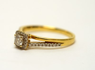 Lot 129 - A diamond cluster ring