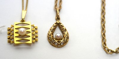 Lot 164 - Three cultured pearl pendants