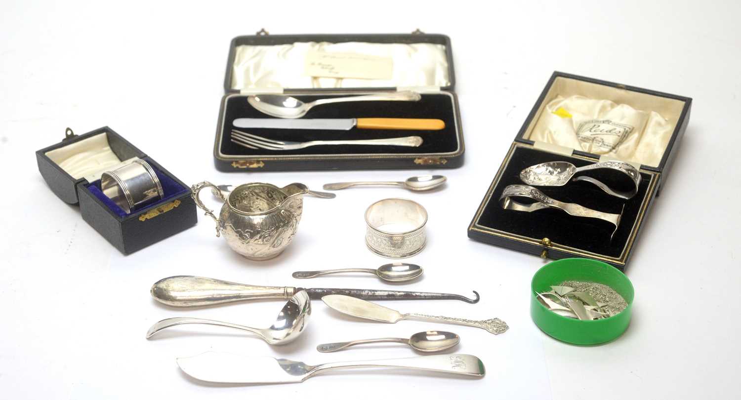 Lot 135 - A selection of silver items
