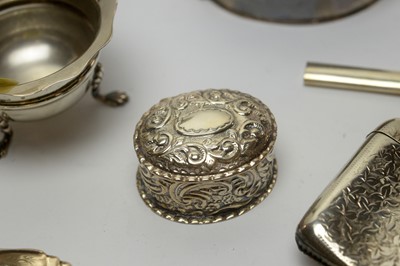 Lot 148 - A selection of silver items