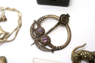 Lot 196 - A selection of silver and other jewellery