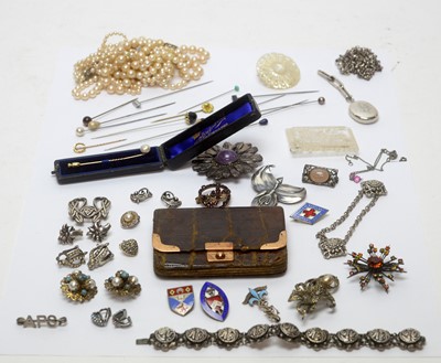Lot 205 - A selection of silver and costume jewellery