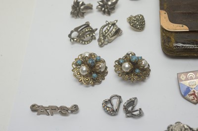 Lot 205 - A selection of silver and costume jewellery