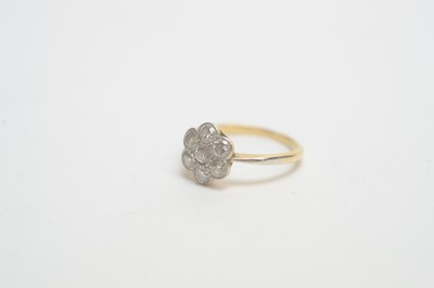 Lot 153 - A diamond cluster ring
