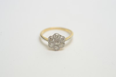 Lot 153 - A diamond cluster ring
