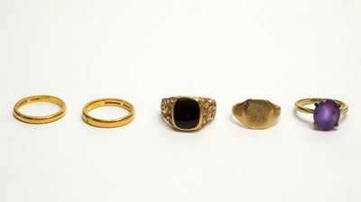 Lot 152 - A selection of rings.