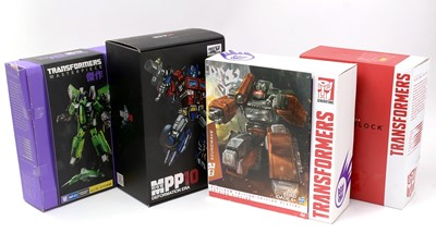 Lot 304 - Transformers collectable figures