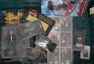 Lot 300 - A selection of DC, Marvel, and other collectable figurines