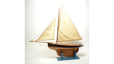 Lot 212 - Two pond yachts
