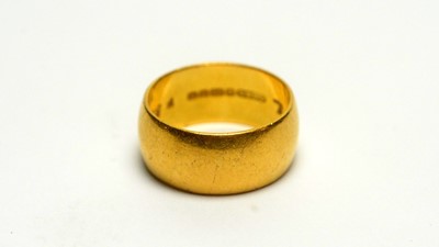 Lot 181 - A 22ct yellow gold wedding ring