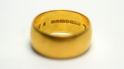 Lot 181 - A 22ct yellow gold wedding ring