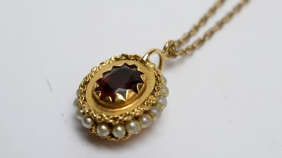 Lot 186 - A garnet and seed pearl pendant