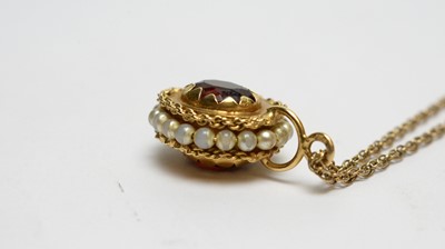 Lot 186 - A garnet and seed pearl pendant