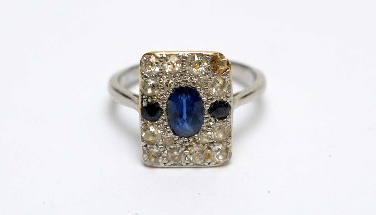 Lot 189 - An early 20th Century sapphire and diamond ring