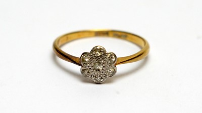 Lot 192 - A diamond cluster ring