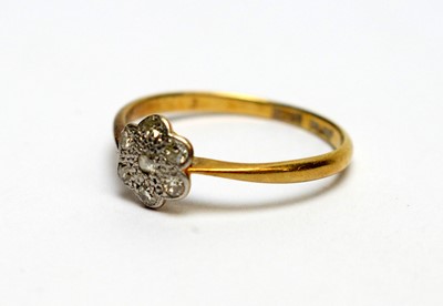 Lot 192 - A diamond cluster ring