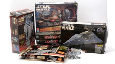 Lot 189 - A group of Star Wars games and model kits.