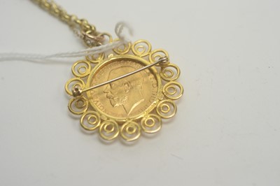 Lot 139 - A George V gold sovereign in 9ct yellow gold brooch/pendant mount