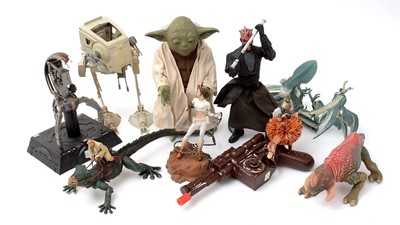 Lot 265 - Star Wars: a selection of figurines and collectables.