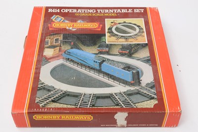 Lot 61 - Hornby 00-gauge trains, carriages, rolling stock and platform accessories.