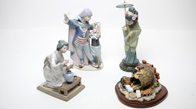 Lot 258 - Lladro figures; and a Border Fine Arts figure group