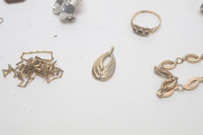 Lot 170 - A selection of 9ct gold and other jewellery