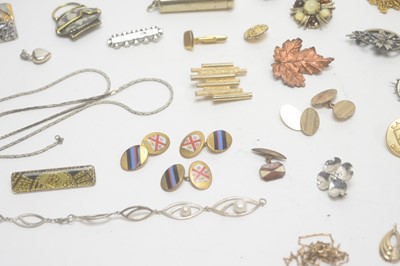 Lot 170 - A selection of 9ct gold and other jewellery