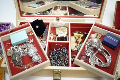 Lot 182 - A large quantity of costume jewellery