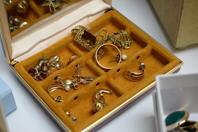 Lot 182 - A large quantity of costume jewellery