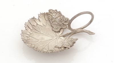 Lot 106 - An early Victorian silver caddy spoon.