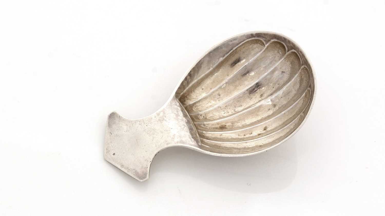 Lot 114 - An Edwardian silver Arts & Crafts caddy spoon.