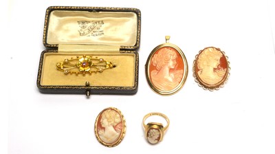 Lot 146 - A gold brooch and cameo jewellery.